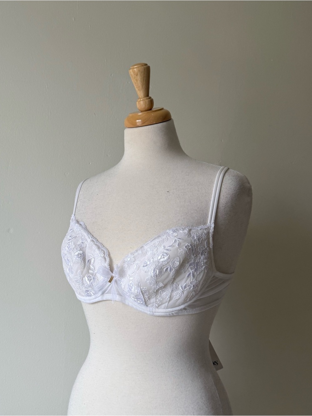 Christies Premiere White Embroidered Underwire Bra / Lingerie Set NWT USA 38B